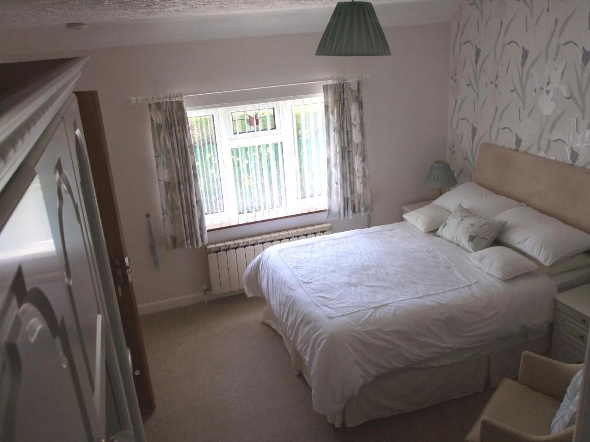 Erw-Lon Farm Bed & Breakfast Pontfaen Ruang foto